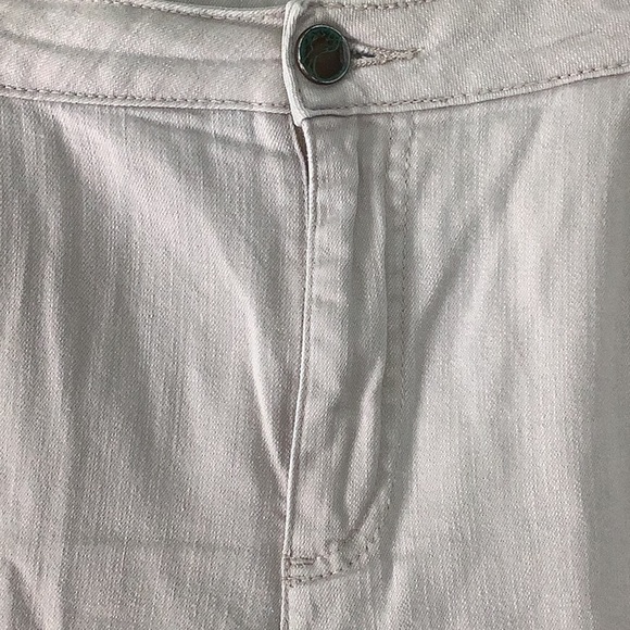 Living Planet cream capris - size 12. Front and back pockets. - Picture 3 of 9